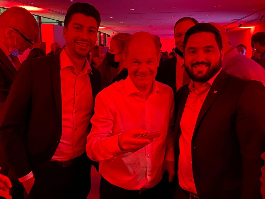 Fabian Molina (links) mit Olaf Scholz und Cédric Wermuth (rechts).