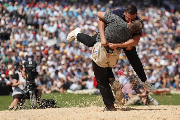 Lario Kramer, oben, schwingt gegen Christian Biaesch im 3. Gang am Eidgenoessischen Schwing- und Aelplerfest (ESAF) in Zug, am Samstag, 24. August 2019. (KEYSTONE/Alexandra Wey)