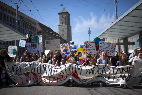 St. Galler Jugendliche am weltweiten Klimastreiktag, am Freitag, 24. Mai 2019, in St. Gallen. (KEYSTONE/Gian Ehrenzeller)