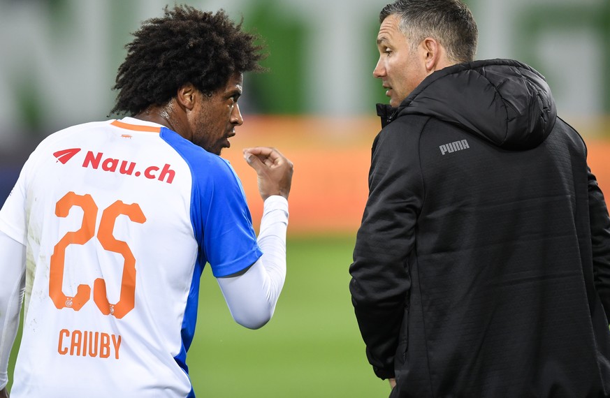 Grasshopper Caiuby Francisco Da Silva, links, und Grasshopper Trainer Tomislav Stipic, beim Fussball Super-League Spiel zwischen dem FC St. Gallen und dem Grasshopper Club Zuerich, am Mittwoch, 3. Apr ...