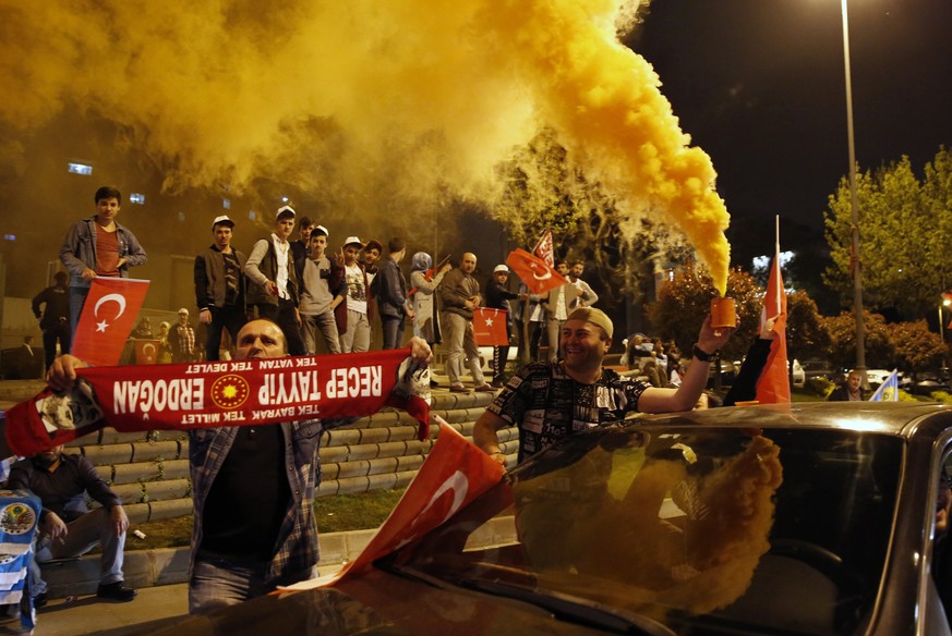 Petarden, Faschos und Polizeikontrollen – so erlebten wir die Siegesfeier der AKP