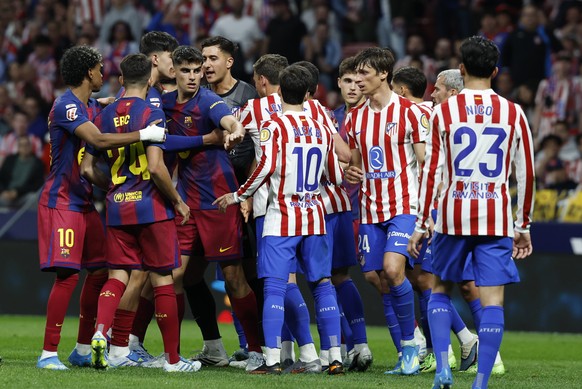 epa12869676 Atletico Madrid's and FC Barcelona's players argue during the Spanish LaLiga soccer match between Atletico Madrid and FC Barcelona, in Madrid, Spain, 04 April 2026. EPA/Chema Moy ...