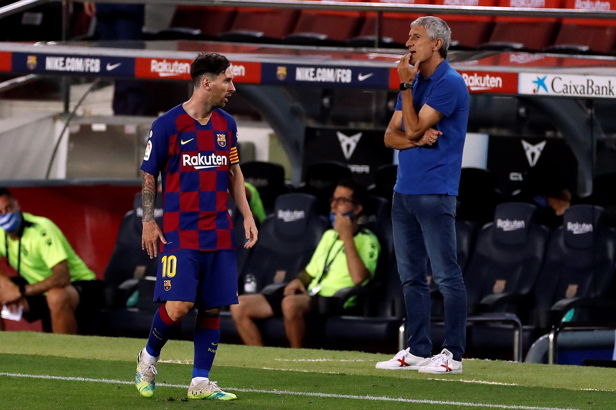 epa08535568 FC Barcelona's head coach Quique Setien (R) and forward Leo Messi (L) during the Spanish LaLiga soccer match between FC Barcelona and RCD Espanyol at Camp Nou stadium in Barcelona, no ...