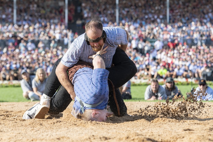 Joel Wicki, unten, und Matthias Aeschbacher, oben, nach dem Schlussgang am Eidgenoessischen Schwing- und Aelplerfest (ESAF) in Pratteln, am Sonntag, 28. August 2022. (KEYSTONE/Urs Flueeler).