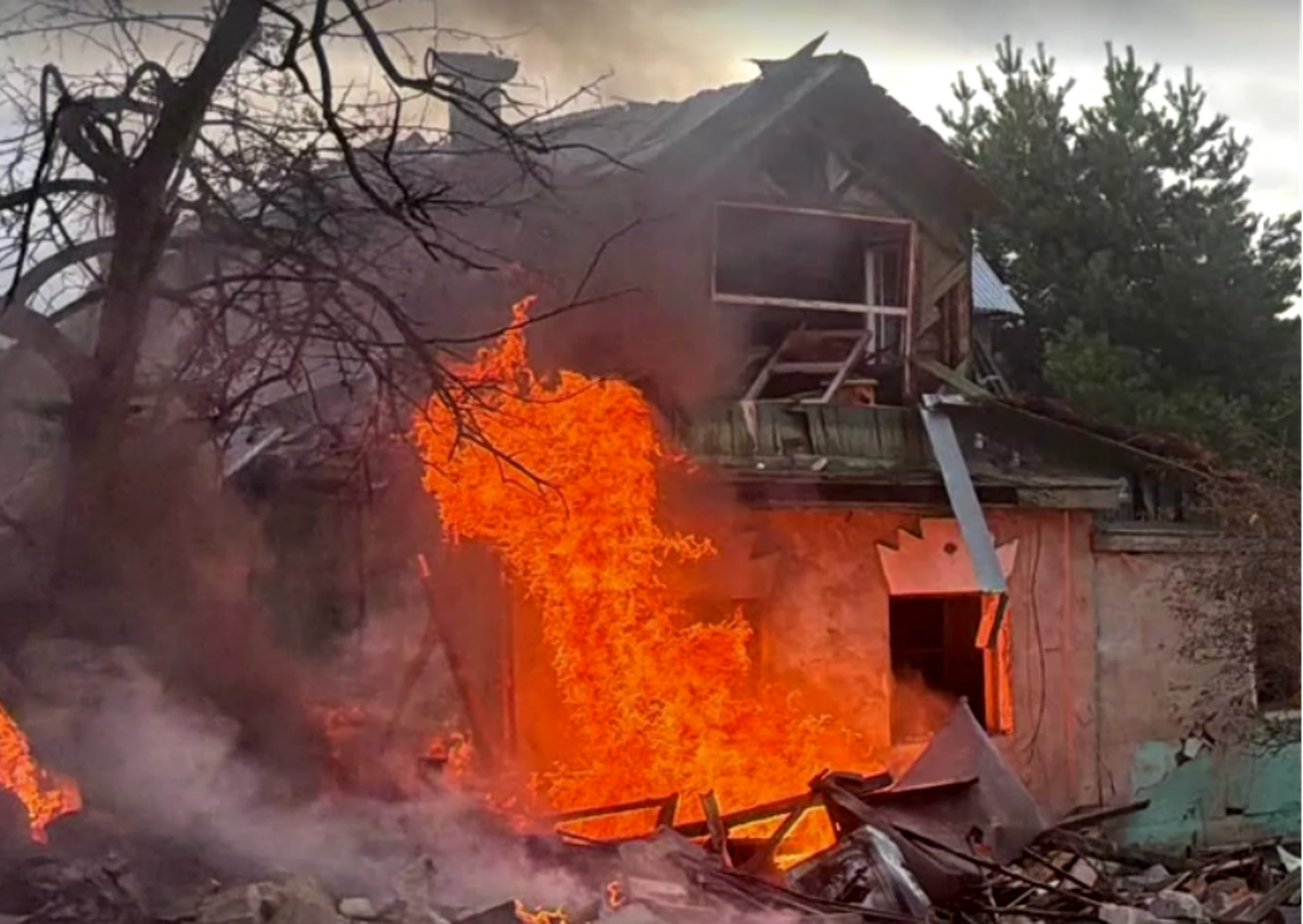 PIONERSKIY, MOSCOW REGION, RUSSIA (JULY 13, 2026). STILL PHOTO OF FIREFIGHTERS EXTINGUISHING BURNING HOUSE / Tote und Verletzte nach ukrainischen Angriffen nahe Moskau