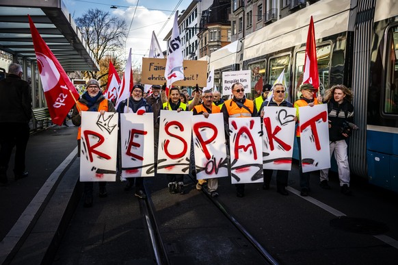 Demonstrierende halten Plakate mit der Aufschrift &quot;Respekt&quot; waehrend eines Protestmarsches vom VBZ-Depot Oerlikon zum Sitz des Zuercher Verkehrsverbund ZVV, an einem Aktionstag der Gewerksch ...
