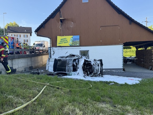 Das Fahrzeug wurde abgehoben und gegen eine Stallfassade geschleudert.