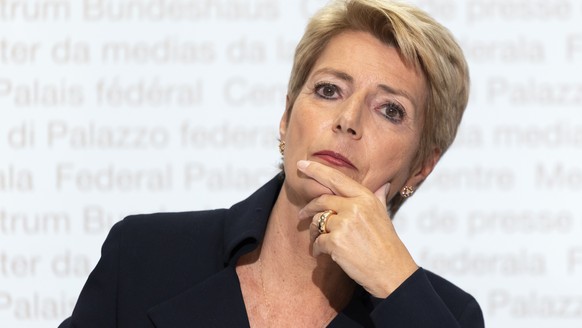 Bundesraetin Karin Keller-Sutter hoert sich eine Frage an, waehrend einer Medienkonferenz des Bundesrates zur Aenderung des Bankengesetzes (Eigenkapitalunterlegung auslaendischer Beteiligungen im Stam ...