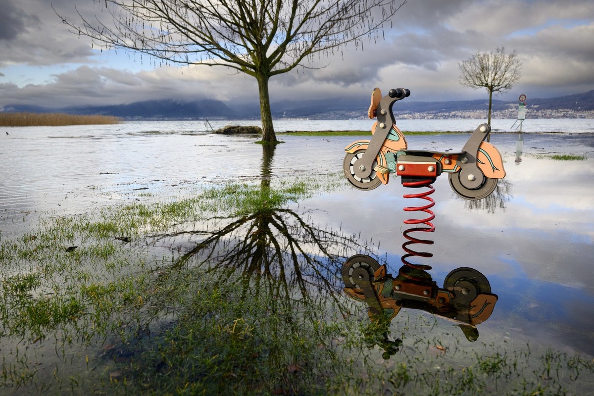 Une place de jeux photographiee dans l'eau sur la rive du lac de Neuchatel lors de la montee de l'eau au suite aux fortes pluie des derniers jours ce jeudi 14 decembre 2023 a Cudrefin. (KEYS ...