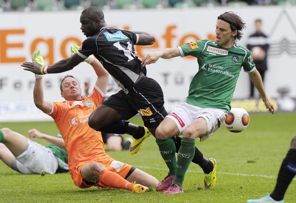 03.05.2015; St.Gallen; Fussball Super League - FC St.Gallen - FC Sion; Marcel Herzog, links, und Pascal Thrier, rechts, (St.Gallen) gegen Elbenezer Assifuah (Sion); (Steffen Schmidt/freshfocus)