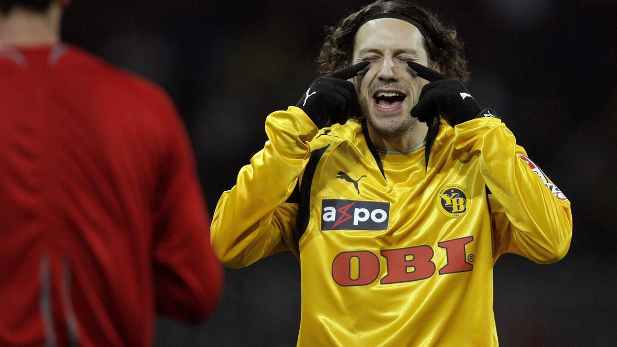 Bern's Carlos Varela, rechts, diskutiert mit Schiedsrichter Stephan Studer, im Meisterschaftsspiel der Fussball Super League zwischen den Young Boys Bern und dem FC Thun, am Samstag, 22. Maerz 20 ...
