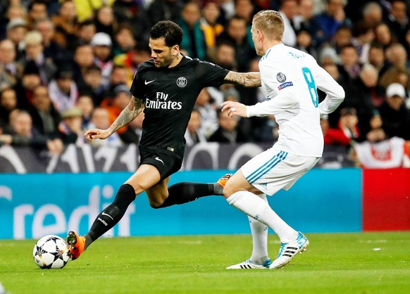 epa06525598 Real Madrid&#039;s Toni Kroos (R) in action against Paris Saint-Germain&#039;s Dani Alves (L) during the UEFA Champions League round of 16, first leg soccer match between Real Madrid and P ...