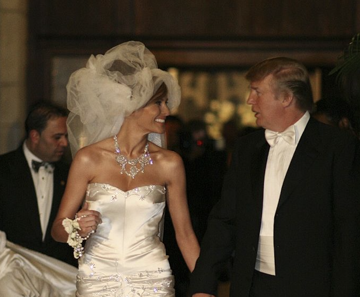 Melania et Donald Trump se sont dit «oui» le 22 janvier 2005, à l'issue d'une cérémonie en toute sobriété. Mais oui, on rigole.