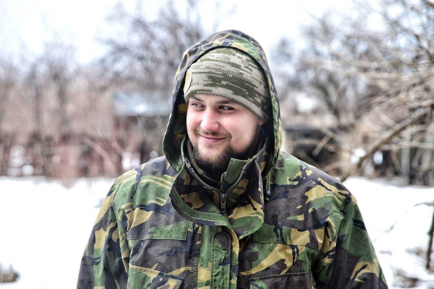 Man sieht es Sergej, 23, nicht unbedingt an. Aber der lächelnde Mann mit der sanften Stimme hat hier an der Grenze zur Luhansker Volksrepublik das Sagen.
