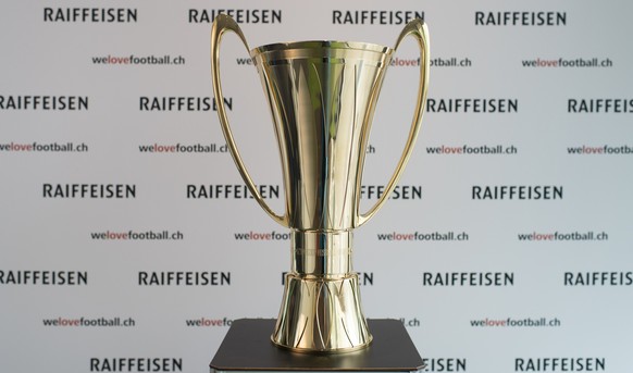 Der Fussball Meisterschaftspokal, aufgenommen am Montag, 25. April 2016, in St. Gallen. Der Meisterschaftspokal der Raiffeisen Fussball Super League wird in den naechsten Tagen von Ort zu Ort auf Reis ...