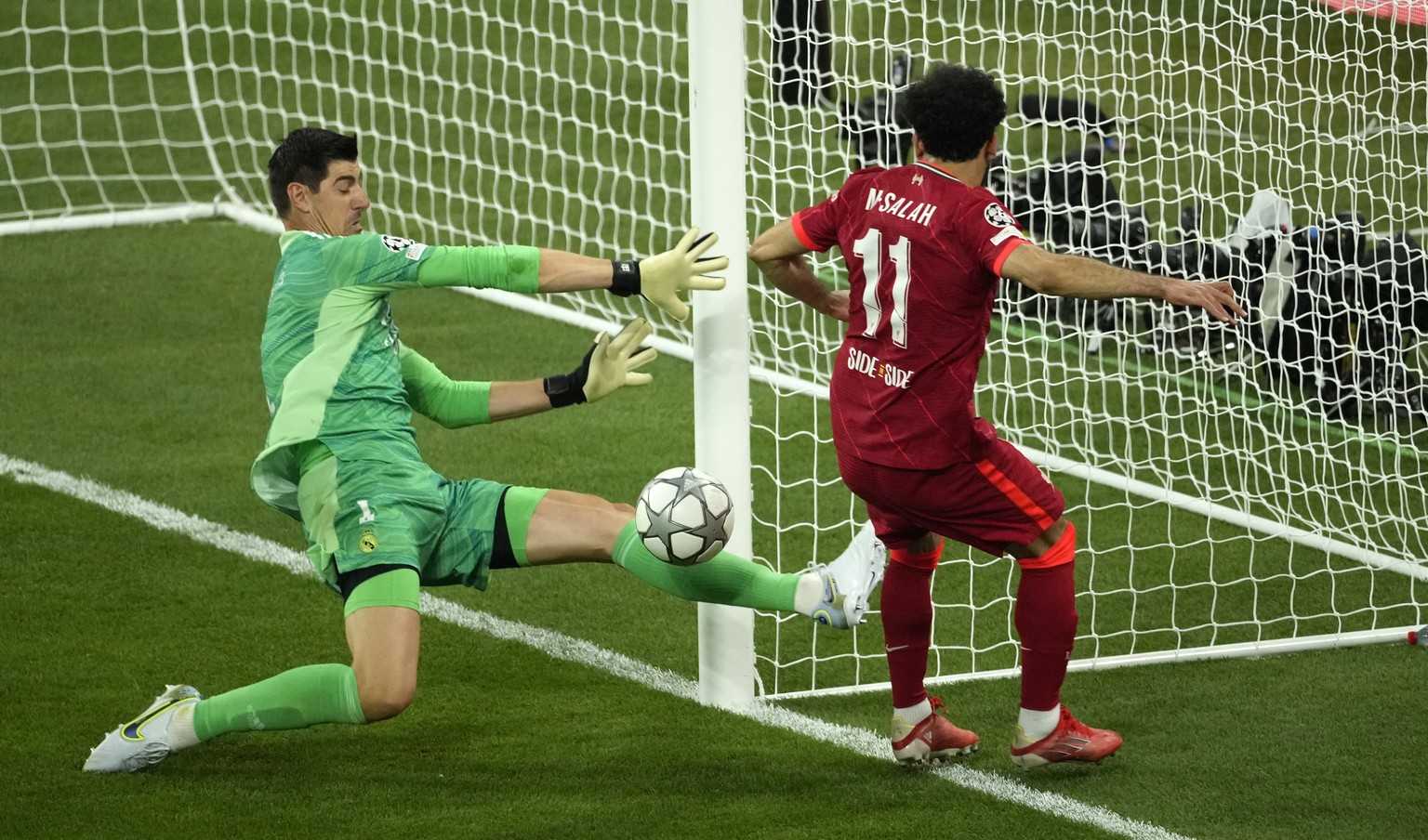 Real Madrid&#039;s goalkeeper Thibaut Courtois, left, makes a save in front of Liverpool&#039;s Mohamed Salah during the Champions League final soccer match between Liverpool and Real Madrid at the St ...