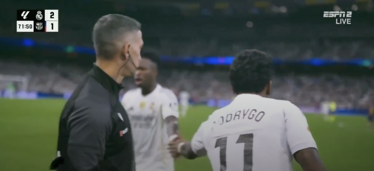 Furieux, Vinicius a été remplacé par Rodrygo à la 72e minute du Clasico.