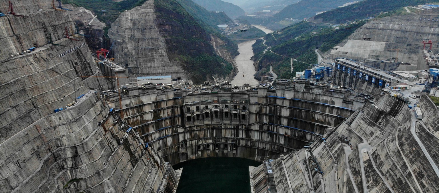 Hier entsteht das zweitgrösste Wasserkraftwerk der Welt, das Baihetan-Kraftwerk. Es soll noch 2021 in Betrieb genommen werden und über 60 TWh jährlich produzieren.    