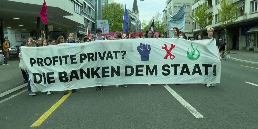 Am Samstagnachmittag protestierten Demonstrantinnen und Demonstranten in Zürich gegen das CS-Rettungspaket des Bundes. Die Zürcher Juso, der Klimastreik und die Bewegung für den Sozialismus riefen zu  ...