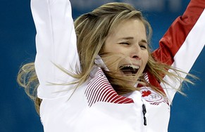 Jennifer Jones: Anwältin, Mutter und Goldmedaillengewinnerin.