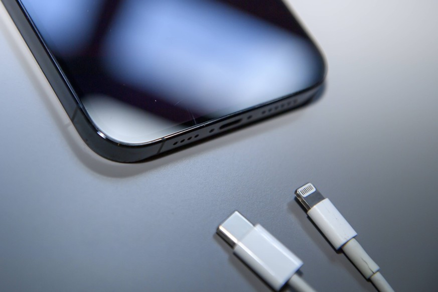 Ladekabel für iPhone, USB-C (links) und Lightning, Apples proprietärer Standard.