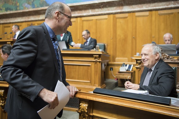 Markus Ritter, CVP-SG, links, und Bundespraesident Johann Schneider-Ammann, rechts, sprechen miteinander an der Herbstsession der Eidgenoessischen Raete, am Donnerstag, 15. September 2016 im Nationalr ...