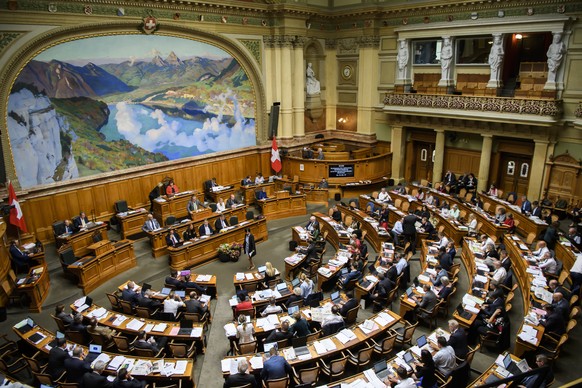 Parlamentarier debattieren waehrend der Herbstsession der Eidgenoessischen Raete, am Dienstag, 17. September 2019 im Nationalrat in Bern. (KEYSTONE/Anthony Anex)