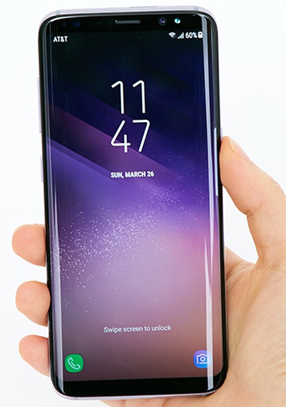 Das S8 und S8 Plus haben ein fast randloses, gebogenes Display, das auf beiden Seiten quasi über die Ränder fliesst.&nbsp;Damit es zu keinen ungewollten Eingaben kommt, erkennt der Touchscreen den Han ...