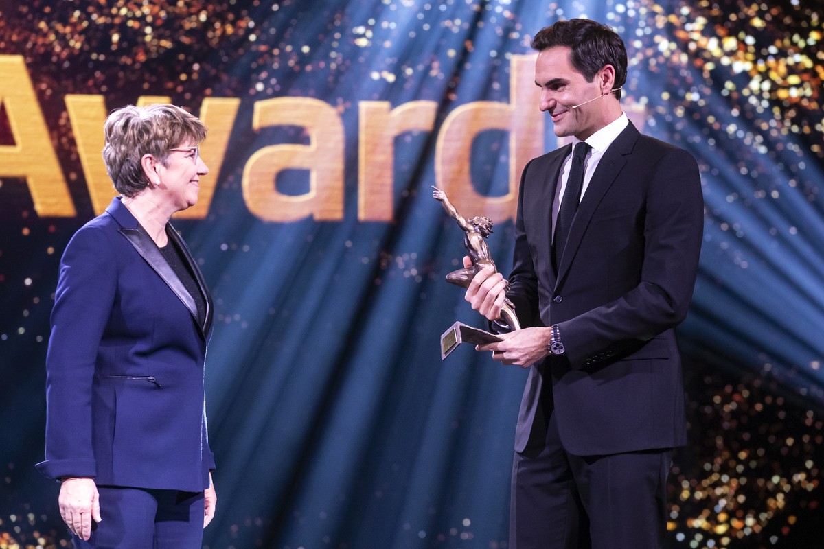 Der ehemalige Tennisspieler Roger Federer, rechts, erhaelt den Ehrenpreis von Bundesraetin Viola Amherd, links, an der Verleihung der Sports Awards 2022, am Sonntag, 11. Dezember 2022 in Zuerich. (KEY ...