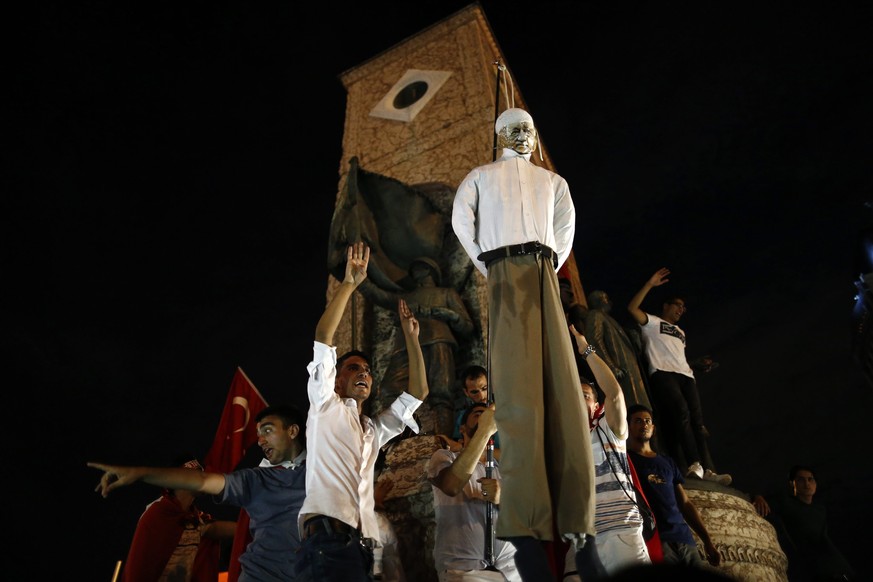 epa05431067 Protesters carry an effigy of Turkish Muslim cleric Fethullah Gulen, founder of the Gulen movement, during a demonstration at Taksim Square, in Istanbul, Turkey, 18 July 2016. Gulen has be ...