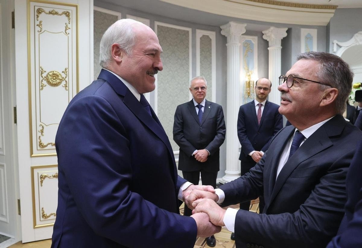 Le président biélorusse Alexandre Loukachenko (à gauche), critiqué à l'international pour le traitement envers son peuple, avait accueilli chaleureusement René Fasel en 2021.