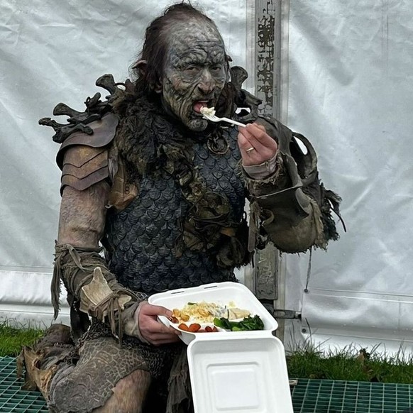 &lt;p&gt;Ein Uruk-hai isst Take-Away am «Herr der Ringe»-Set.&lt;/p&gt;