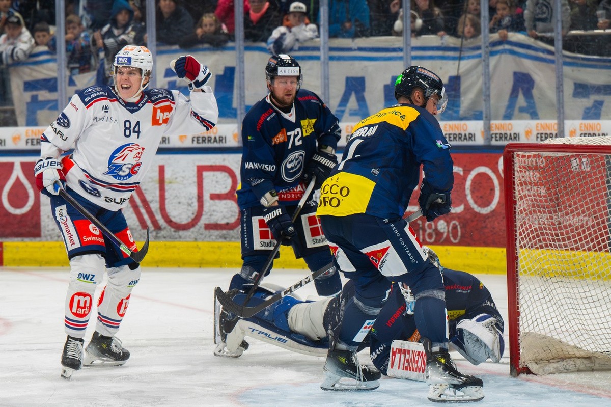 Daniel Olsson (ZSC), left, celebrates the 0 - 1 goal during the National League regular season game between the HC Ambri-Piotta and the ZSC Lions at the Gottardo Arena in Ambri, on Friday, October 25, ...