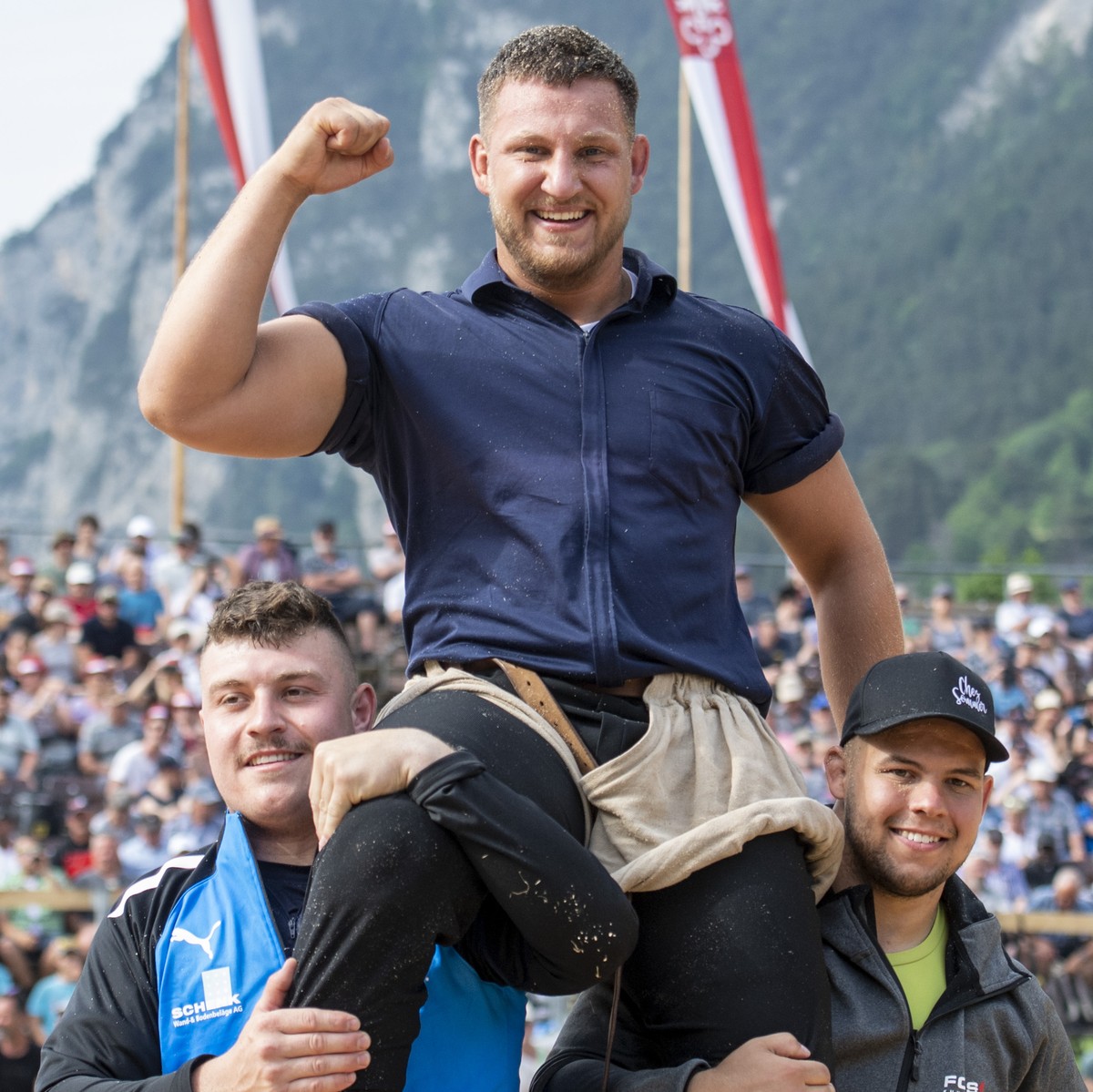 Lario Kramer feiert seinen Sieg im Schlussgang gegen Toni Kurmann beim 99. Urner Kantonalen Schwingfest vom Sonntag, 22. Mai 2022 in Erstfeld. (KEYSTONE/Urs Flueeler).