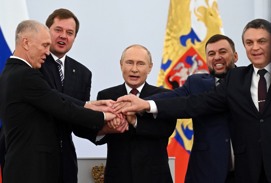 epa10215950 Russian President Vladimir Putin (C) with Head of the Donetsk People&#039;s Republic Denis Pushilin (2-R), Head of the Luhansk People&#039;s Republic Leonid Pasechnik (R), Head of the Zapo ...