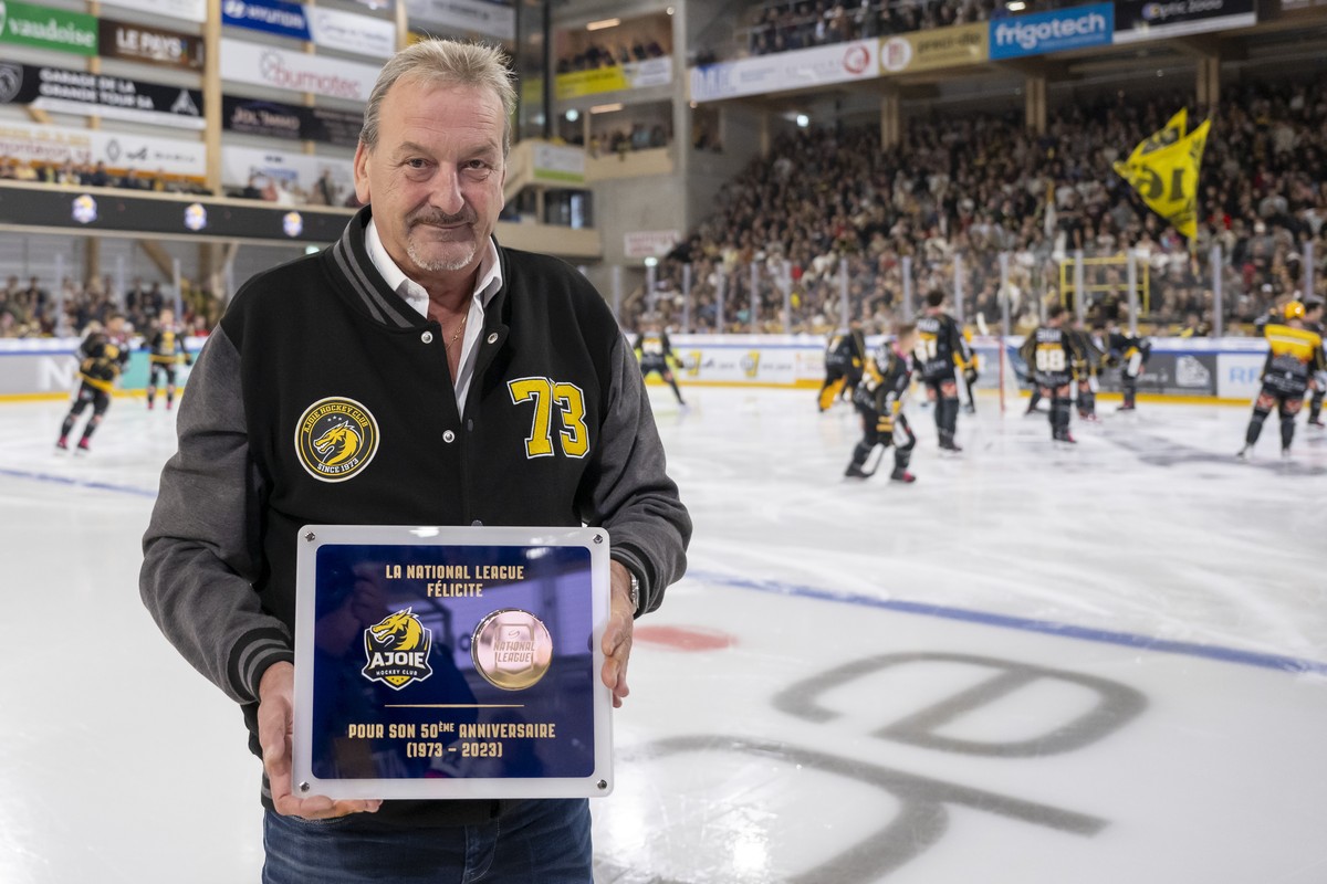 Patrick Hauert, Praesident des HC ajoie, posiert mit einer Ehrenplakette fuer das fuenfzigjaehrige Bestehen des Clubs vor dem Eishockey-Qualifikationsspiel der National League zwischen dem HC Ajoie un ...