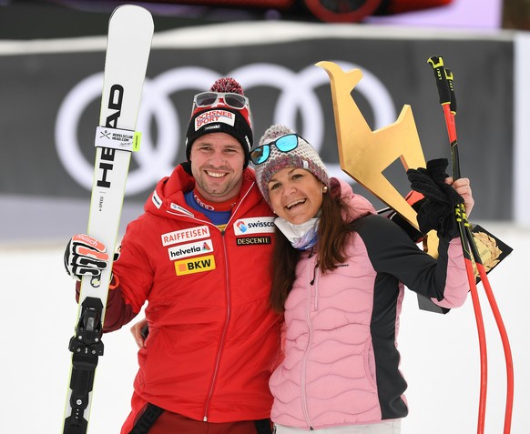 ABD0141_20210122 - KITZB�HEL - �STERREICH: Der Schweizer Beat Feuz (Rang 1) mit Freundin Katrin Triendl w�hrend der Siegerehrung am Freitag, 22. J�nner 2021, anl. der Abfahrt der Herren im Rahmen des  ...