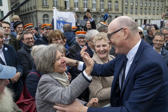 Der neu gewählte Bundesrat Martin Pfister nimmt Gratulationen entgegen.