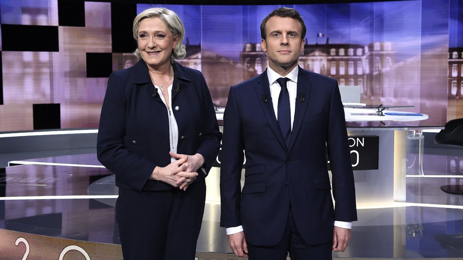 epa05942617 French presidential election candidate for the far-right Front National (FN) party, Marine Le Pen (L), and French presidential election candidate for the &#039;En Marche!&#039; (Onwards!)  ...