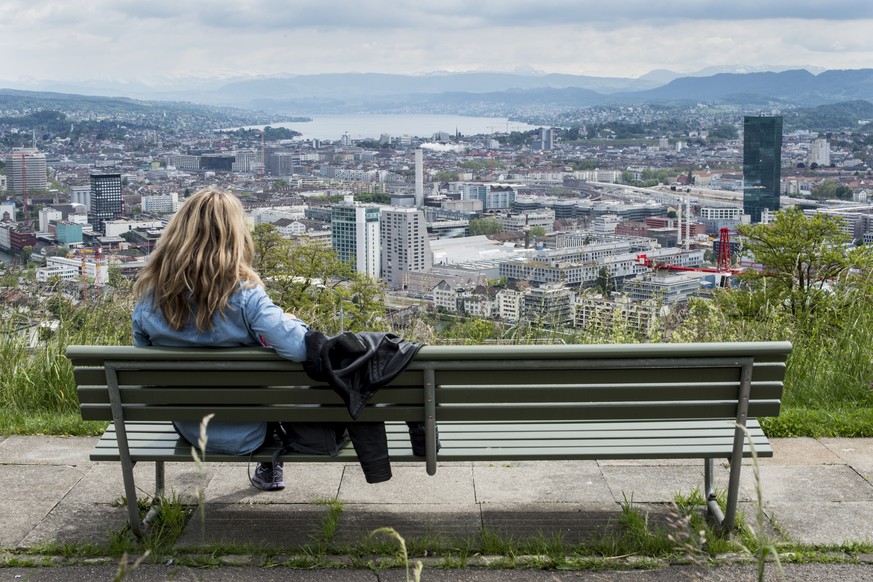 Myriam geniesst das sonnige Wetter auf der Waid mit Blick auf die Stadt Zuerich am Freitag, 16. Mai 2014, in Zuerich. (KEYSTONE/Ennio Leanza)