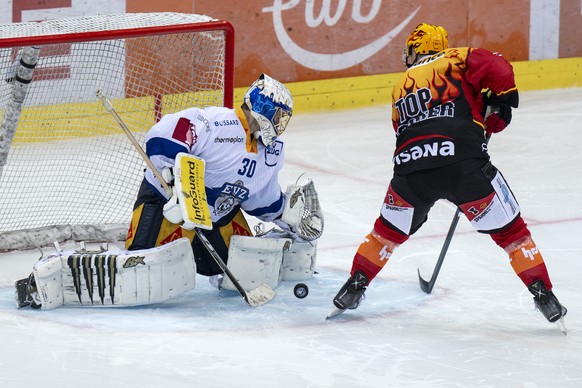 Berns PostFinance Top Scorer Dominik Kahun, rechts, im Duell mit Zug&#039;s goalkeeper Leonardo Genoni im Eishockey Spiel der National League zwischen dem SC Bern und dem EV Zug, am Samstag, 28. Oktob ...