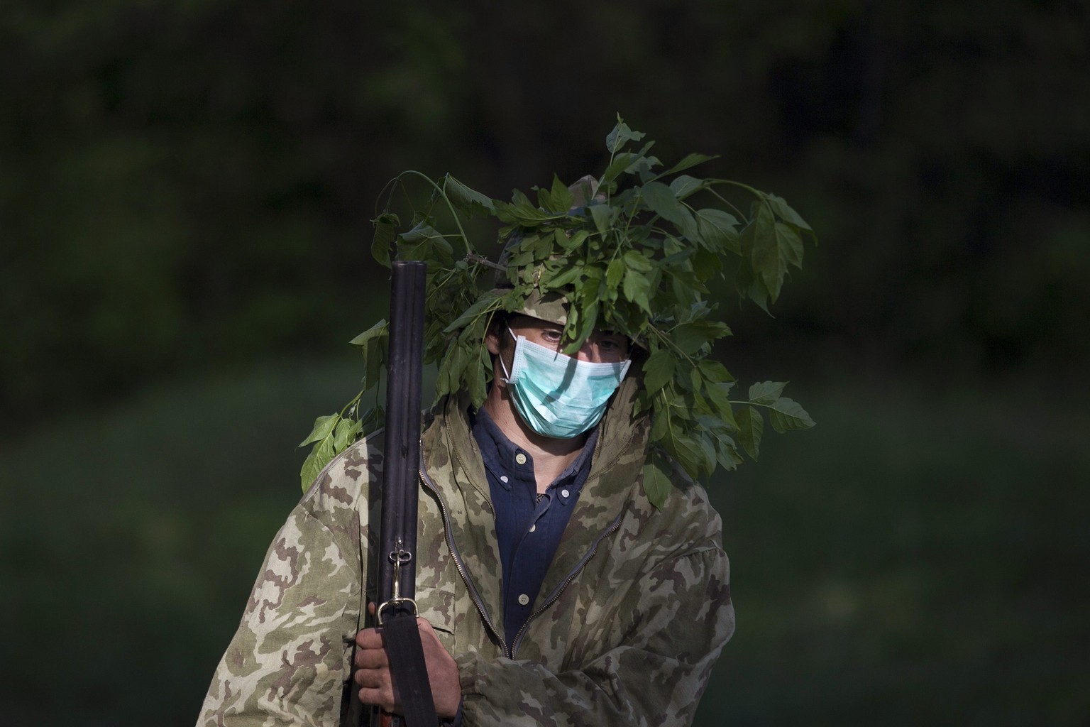 Ein pro-russischer Soldat in der Nähe von Slowjansk. Am Freitag hatte das ukrainische Militär seine Offensive begonnen und sich vor allem um die Rebellenhochburg Slowjansk heftige Gefechte mit Separat ...