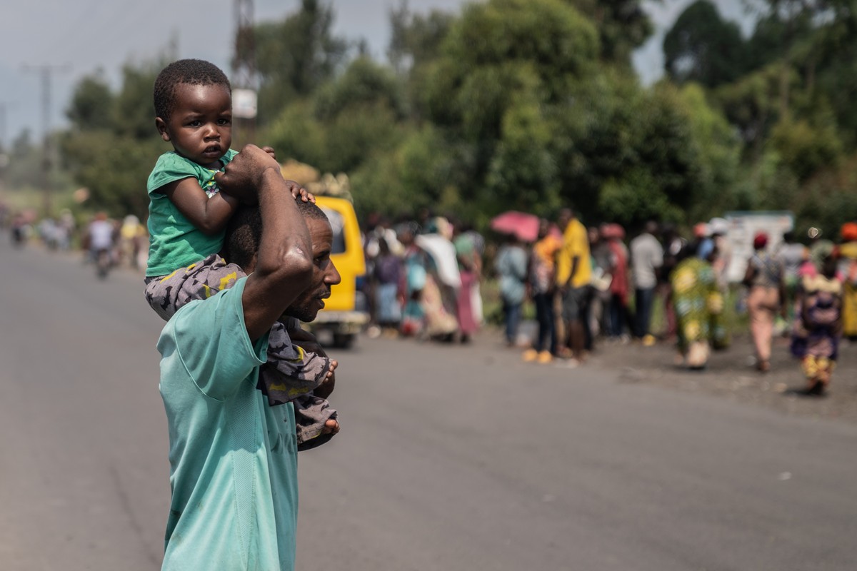 epa11134105 People make their way towards Goma as they flee a resumption of fighting, East of Goma, North Kivu, Democratic Republic of Congo, 07 February 2024. A resumption of fightings between the M2 ...
