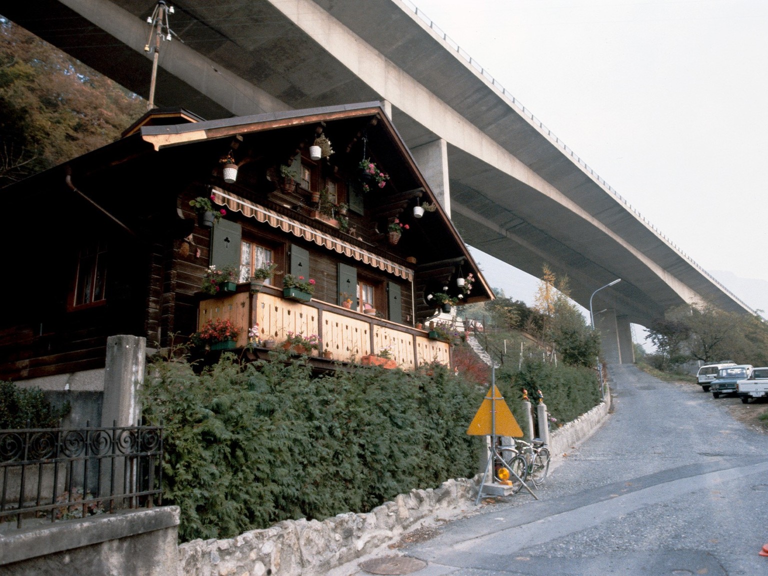 Chalet unter Autobahnbrücke, Ort unbekannt, 1985.
https://permalink.nationalmuseum.ch/100642119