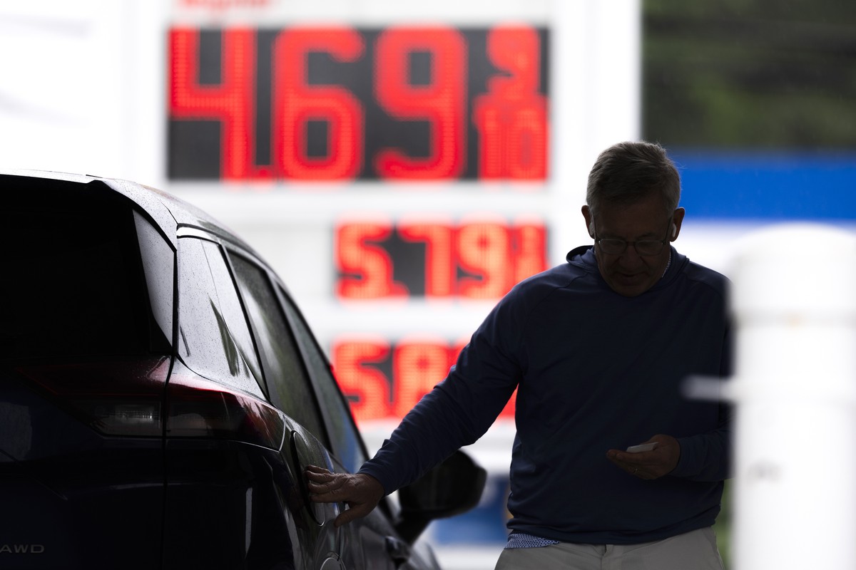epa12984351 Fuel prices are displayed outside a gas station in Washington, DC, USA, 22 May 2026. Average US gasoline prices rose above 4.50 US dollars per gallon, according to the American Automobile  ...
