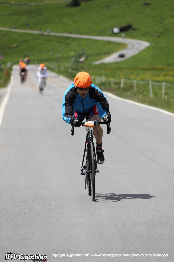 ERSTFELD-LINTHAL, 12.06.2016 - Auf der Veloestrecke ueber 104 km und 2800 Hm von Erstfeld ueber den Klausenpass nach Linthal und zurueck nach Erstfeld am Uerner Suntig am Gigathlon 2016. 

copyright b ...