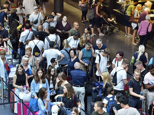 Hohe, aber keine Rekord-Passagierzahlen zum Auftakt der Sommerferien auf dem Flughafen Zürich.