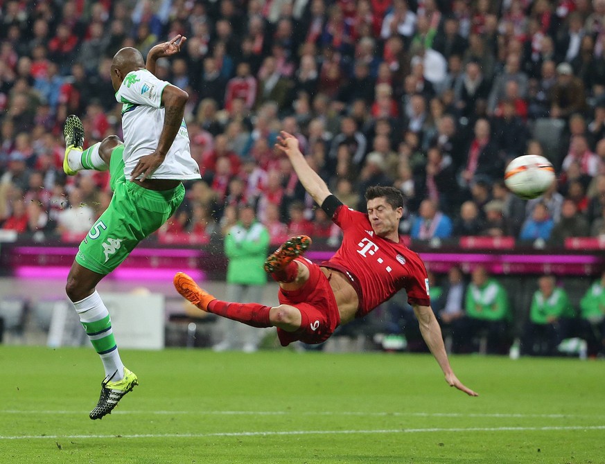 22.09.2015,FC Bayern vs FC Augsburg,1.BL ,1.Bundesliga, Allianz Arena, Soccer Fussball, Football 22.09.2015, FC Bayern vs Wolfsburg, Allianz Arena München, Fussball, Sport, im Bild: Naldo (VfL Wolfsbu ...