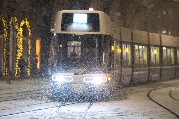 Ein Tram faert durch den Schnee, am Donnerstag, 21. November 2024 in Zuerich. (Keystone/ Til Buergy)