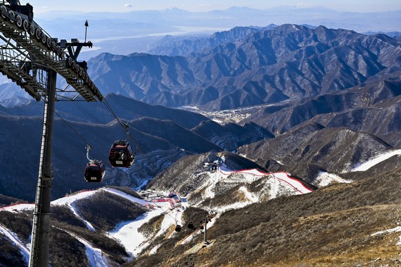 epaselect epa09726835 A general view of the ski slopes of the alpine skiing venue during the 2nd training run for the Men&#039;s Downhill race of the Alpine Skiing events of the Beijing 2022 Olympic G ...